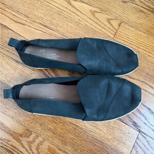 Tom’s leather loafers / slip ons